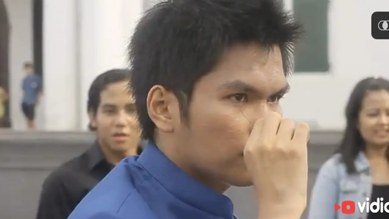 Ajaib, Pria Ini Bisa Keluarkan Seutas Benang dari Matanya!