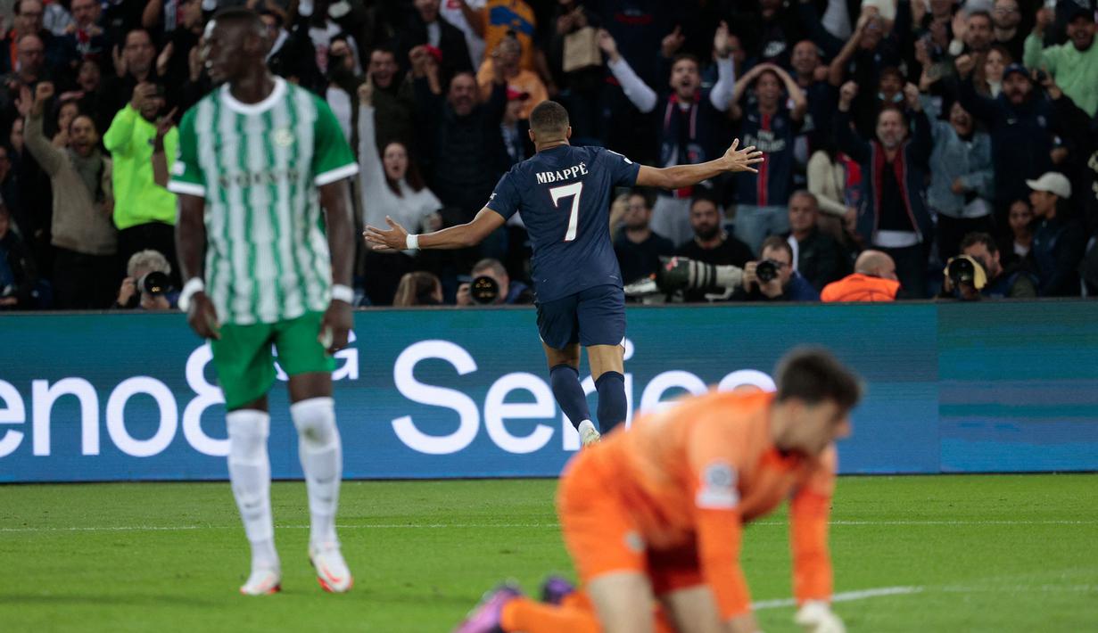 Kylian Mbappe menjadi pencetak gol kedua PSG pada menit ke-32 lewat sepakan melengkung ke tiang jauh usai menerima umpan pendek Neymar. (AFP/Geoffroy van der Hasselt)