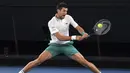 Bermain di Rod Laver Arena, Djokovic nyaris tak mendapatkan perlawanan berarti dari Karatsev. (Foto: AFP/William West)