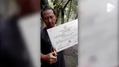 Kecewa dan malu pada penanganan kasus pemerkosaan mahasiswi, seorang alumni UGM nekat bakar ijazahnya sendiri.