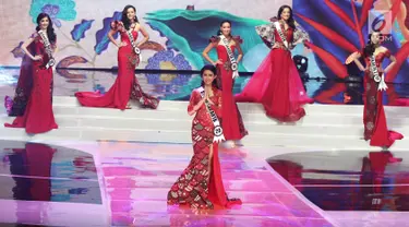 Finalis dari Yogyakarta, Dilla Fadiela maju ke depan setelah masuk ke 6 finalis pada malam puncak Puteri Indonesia 2018 di JCC, Jakarta, Jumat (9/3). Enam finalis menjawab pertanyaan yang ada di dalam payung Pasundan. (Liputan6.com/Herman Zakharia)