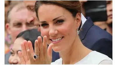 Kate sangat kecewa replika cincin tunangannya beredar di pasaran, karena cincin itu adalah warisan dari mertuanya, Lady Diana. 