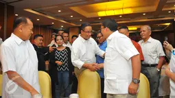 Calon gubernur DKI Jakarta, Anis Baswedan bersalaman dengan Wakil Ketua DPR Fadli Zon berdialog dengan masyarakat Minang yang tinggal di Jakarta, Sabtu (21/1). (Liputan6.com/Angga Yuniar)