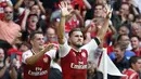 Bek Arsenal, Sead Kolasinac, merayakan gol yang dicetaknya ke gawang Chelsea  pada laga Community Shield di Stadion Wembley, London, Minggu (6/8/2017). Arsenal berhasil menang 4-1 melalui adu penalti atas Chelsea. (AFP/Ian Kington)