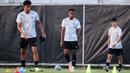 <p>Pemain Timnas Indonesia U-17 (dari kiri) Sulthan Zaky, Tonci Shouter, dan Amar Brkic saat menjalani official training di Lapangan Latihan A Gelora Bung Tomo, Surabaya, Minggu (12/11/2023) sore menjelang laga kedua Grup A Piala Dunia U-17 2023 menghadapi Panama yang akan berlangsung di Stadion Gelora Bung Tomo, Senin, 13 November 2023. (Bola.com/Bagaskara Lazuardi)</p>