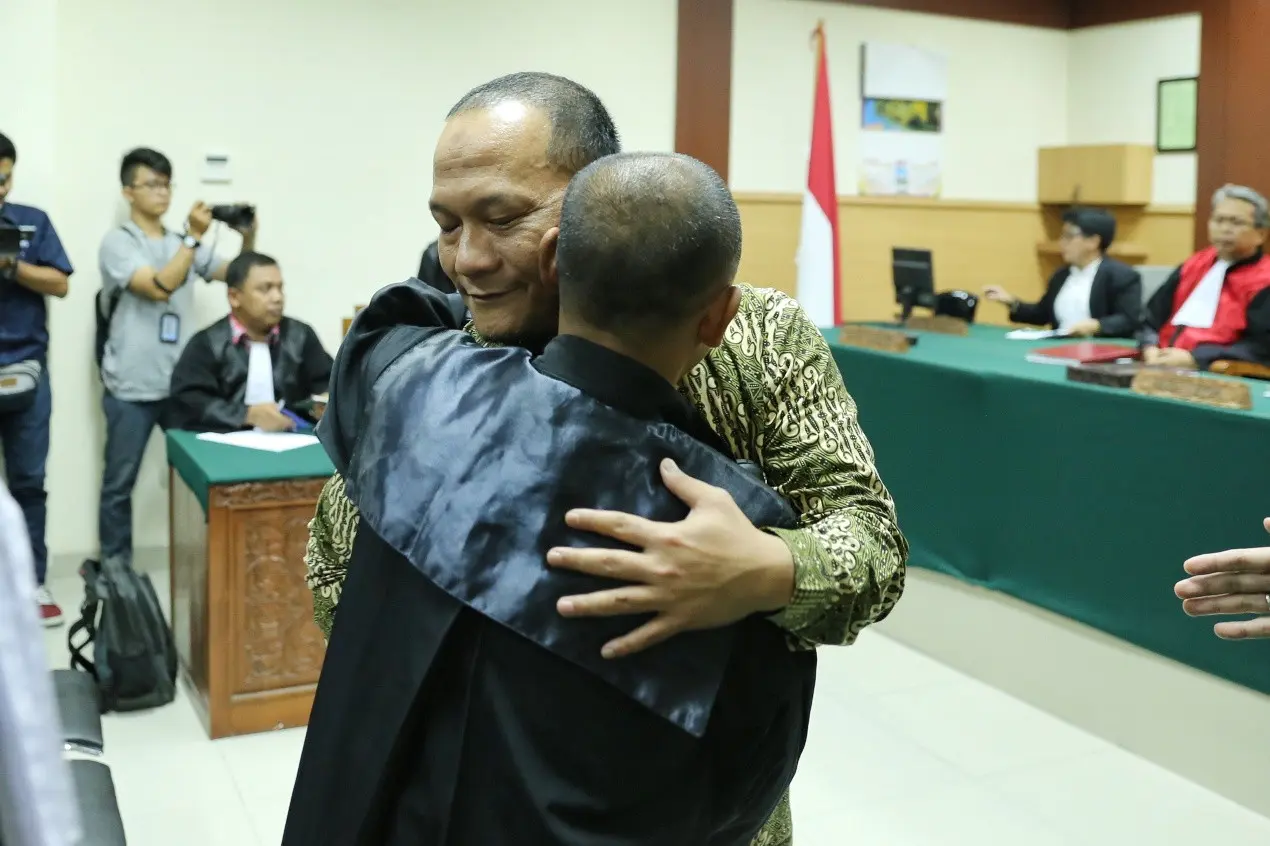 Kebahagiaan tak bisa disembunyikan Iwa K usai divonis enam bulan penjara. (Adrian Putra/Bintang.com)