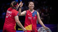 Selebrasi pasangan China, Chen Qing Chen/Jia Yi Fan setelah meraih angka saat menghadapi wakil Indonesia, Apriyani Rahayu/Siti Fadia Silva Ramadhanti pada laga final nomor ganda putri kejuaraan bulu tangkis BWF World Championship 2023 di Royal Arena, Copenhagen, Denmark, Minggu (27/8/2023). (AFP/Ritzau Scanpix/Mads Claus Rasmussen)