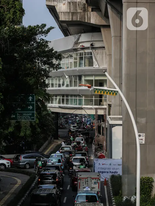 Suasana pembangunan halte Centrale Stichting Wederopbouw (CSW) di kawasan Kebayoran Baru, Jakarta, Selasa (8/6/2021). Halte ini dijadwalkan akan diresmikan pada 22 Juni 2021. (Liputan6.com/Johan Tallo)