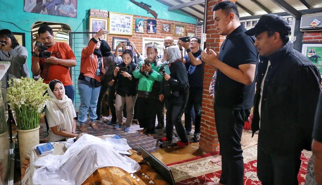 Tulus sendiri mengaku tak begitu mengenal dekat sang maestro tersebut. Namun, ia melihat sosok Yon dalam menciptakan karya-karyanya tak pernah lekang jaman. (Adrian Putra/Bintang.com)