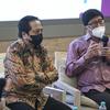 CEO Vidio Sutanto Hartono (kanan) berbicara saat hadir dalam MoU Kerja sama di Kantor Smartfren, Jakarta, Kamis (7/7/2022). Vidio mengumumkan kerja sama strategis dengan penyedia layanan internet MyRepublic dan Smartfren. (Liputan6.com/Faizal Fanani)