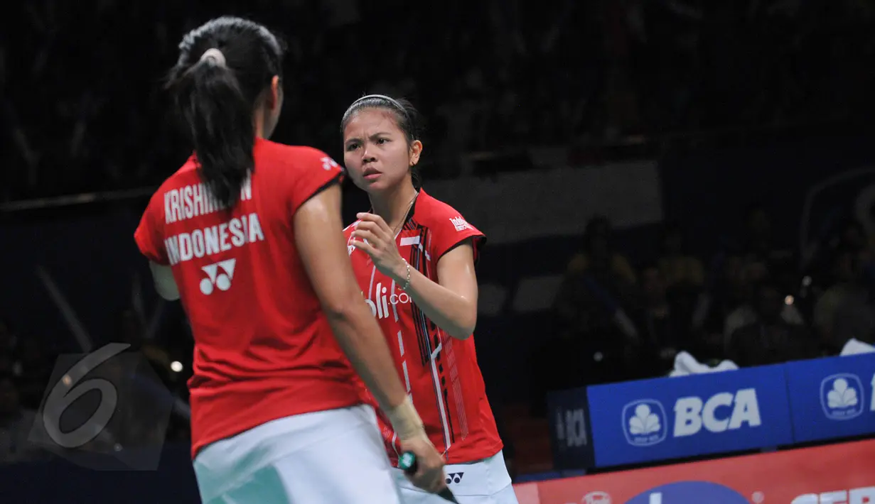 Greysia Polii dan Nitya Krishinda Maheswari saling memberi semangat di semifinal Indonesia Open Superseries Premier 2015, Jakarta, Sabtu (6/6/2015). Greysia/ Nitya berhasil mengalahkan Yu Yang/Zhong Qianxin dari Tiongkok. (Liputan6.com/Herman Zakharia)