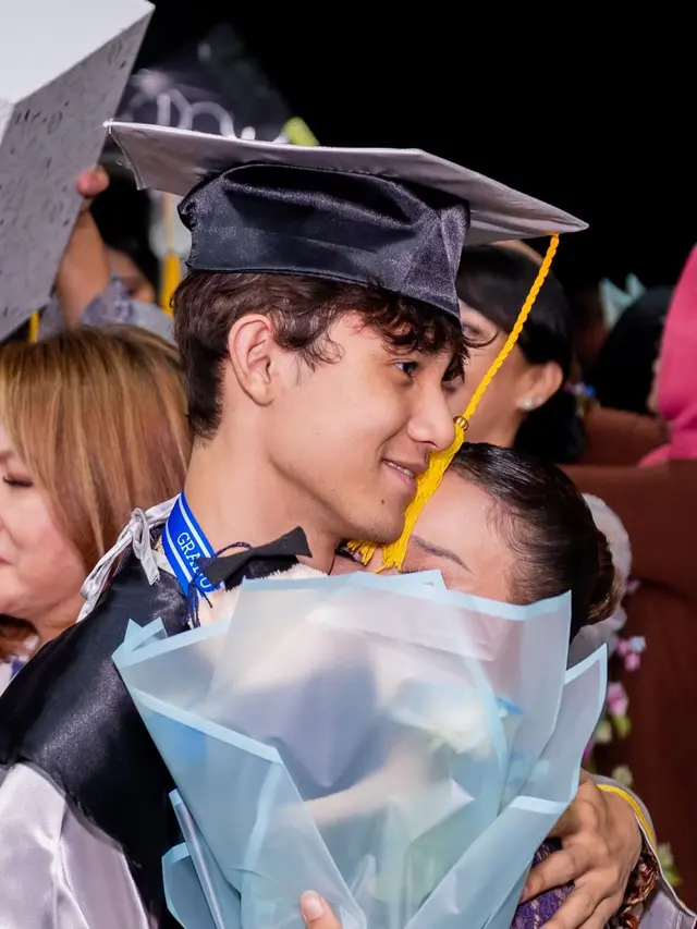 Potret Wisuda Anak Rossa