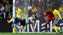 Duel antara pemain Belgia dan Swedia pada laga terakhir Grup E Piala Eropa 2016 di Allianz Riviera, Nice, Kamis (23/6/2016) dini hari WIB. (AFP/Jonathan Nackstrand)