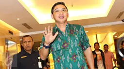 Vokalis Grup Band Ungu berjalan di sekitar Gedung RS Pondok Indah, Jakarta, (10/12). Rencananya Pasha datang untuk menjemput Aliyan Akhtar Raja Sulaiman. (Liputan6.com/Immanuel Antonius)