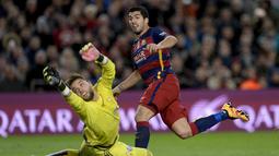  Luis Suarez (kanan)  menjadi bintang dengan torehan tiga gol saat barcelona mengalahkan Celta Vigo pada pekan ke-24 La Liga Spanyol di Stadion Camp Nou, Barcelona. (AFP / Josep Lago)