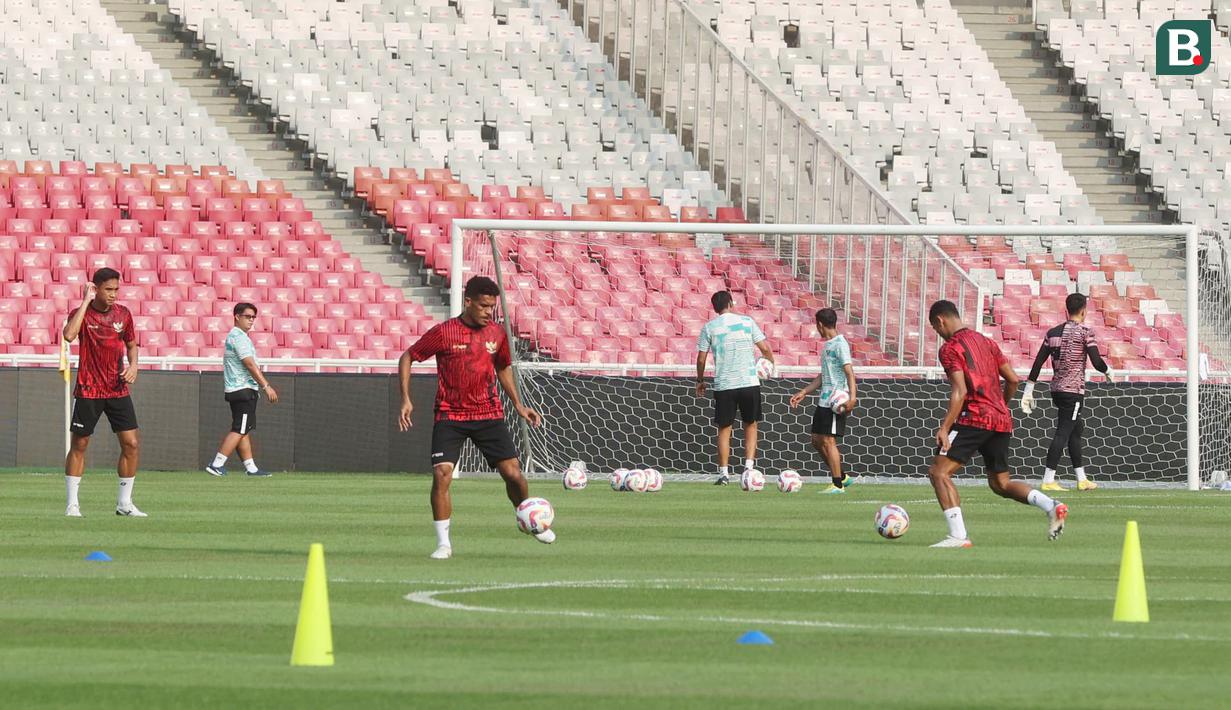 Pemain Timnas Indonesia, Ricky Kambuaya, saat sesi latihan resmi di Stadion Utama Gelora Bung Karno (SUGBK), Jakarta, Rabu (5/6/2024). Indonesia akan menghadapi Irak dalam Kualifikasi Piala Dunia 2026. (Bola.com/M Iqbal Ichsan)