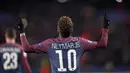 Bintang PSG, Neymar merayakan golnya ke gawang Celticc pada laga grup B Liga Champions di Parc des Princes stadium, Paris, (22/11/2017). PSG menang telak 7-0. (AP/Christophe Ena)