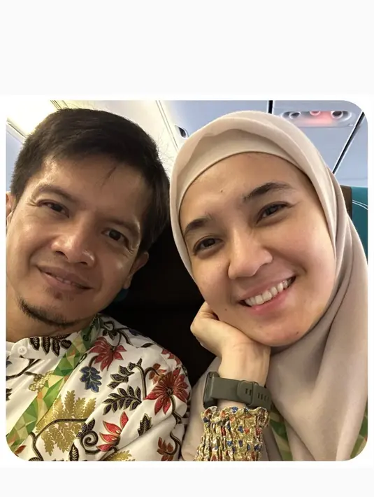 "Moment 12 tahun terulang lagi, semoga dosa2 ikut berguguran, seperti helaian helain rambut yg berguguran," tulis dimasseto_1. [Instagram/dhiniaminarti/dimasseto_1]