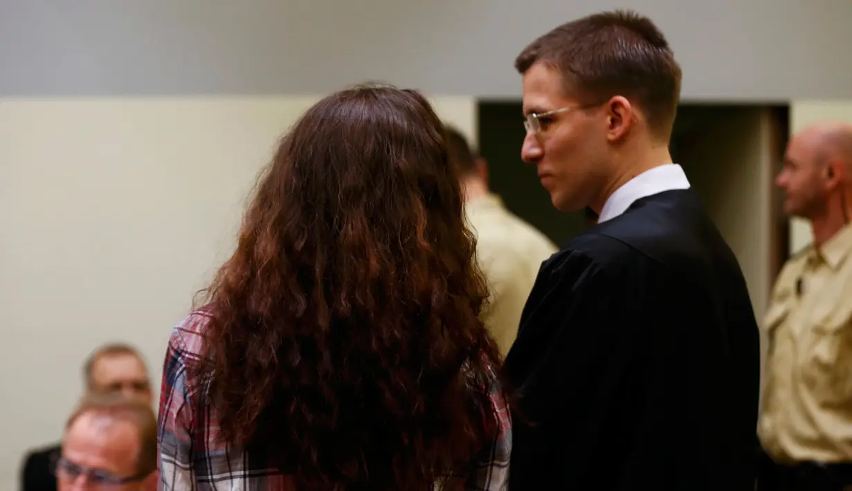 Beate Zschaepe (kiri) saat berdiskusi dengan pengacaranya saat menjalani persidangan di Munich, Jerman, Selasa (10/11/2015). Zschaepe juga diduga terlibat pembunuhan dari 10 orang dari tahun 2000 sampai 2007. (REUTERS/Michael Dalder)