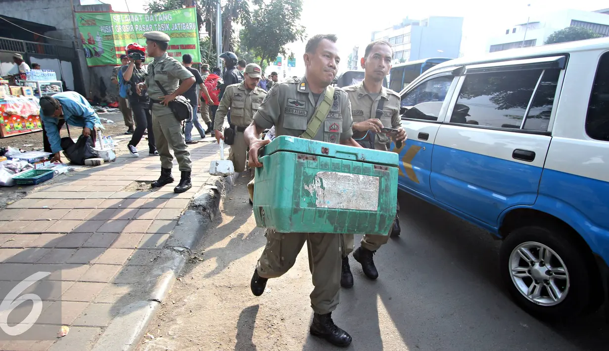 Petugas Satpol PP menertibkan Pedagang Kaki Lima (PKL) yang berjualan di kawasan Tanah Abang, Jakarta (6/11). Puluhan PKL kembali ditertibkan petugas karena dianggap berjualan di tepi jalan dan menimbulkan kesan kumuh. (Liputan6.com/Immanuel Antonius)