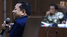 Mantan Ketua DPR, Setya Novanto (kiri) menjawab pertanyaan JPU KPK saat menjadi saksi pada sidang lanjutan dugaan suap pembangunan PLTU Riau-1 dengan terdakwa Idrus Marham di Pengadilan Tipikor, Jakarta, Selasa (19/2). (Liputan6.com/Helmi Fithriansyah)