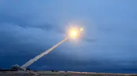 Peluncuran rudal jelajah antarbenua bertenaga nuklir Rusia terbaru saat uji coba. Presiden Vladimir Putin mengklaim bahwa persenjataan mereka tidak dapat dicegat oleh musuh. (RU-RTR Russian Television via AP)