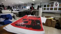 Cetakan digital printing PT Bintang Sempurna di kawasan Benhil, Jakarta Pusat, Rabu (24/2/2021). Setidaknya omset yang dihasilkan digital printing ini tidak sebesar seblum pandemi berlangsung. (Liputan6.com/Johan Tallo)