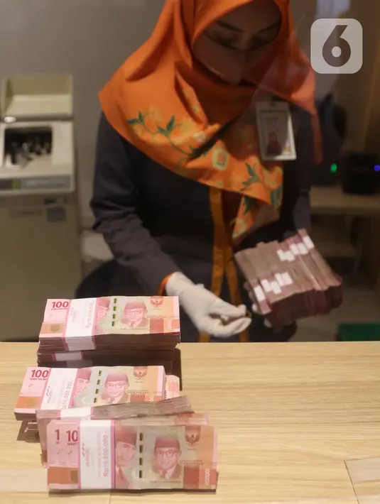 Teller menghitung mata uang Rupiah di Jakarta, Kamis (16/7/2020). Secara rata-rata Rupiah mencatat depresiasi 4,53 persen akibat level yang masih lemah pada April 2020. (Liputan6.com/Angga Yuniar)