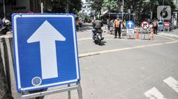 Petugas Dishub DKI Jakarta mengatur lalu lintas kendaraan saat uji coba penerapan sistem satu arah di Gondangdia, Jakarta Pusat, Kamis (8/4/2021). Uji coba yang berlangsung mulai 8-21 April mendatang merupakan bagian dari penataan kawasan Stasiun Gondangdia. (merdeka.com/Iqbal S. Nugroho)