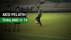 Berita video Pelatih Thailand U-19, Marc Alavedra Palacios, memamerkan salah satu kebolehannya saat latihan jelang laga melawan Timnas Indonesia U-19 di Stadion Wibawa Mukti, Cikarang, yang digelar pada Minggu (8/10/2017).