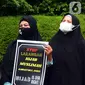 Aksi damai untuk mendukung muslimah India di depan Kedutaan Besar India, Jakarta, Selasa (22/2/2022). Aksi ini merupakan dukungan dan pembelaan kepada pelajar dan mahasiswa muslim di India terkait pelarangan menggunakan hijab dan persekusi. (merdeka.com/Imam Buhori)