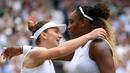 Petenis Simona Halep (kiri) memeluk Serena Williams usai mengalahkannya dalam pertandingan final tunggal putri Wimbledon 2019 di London, Inggris, Sabtu(13/7/2019). Petenis Rumania itu mengalahkan jagoan Amerika Serikat dua set langsung, 6-2 dan 6-2. (Laurence Griffiths/Pool Photo via AP)