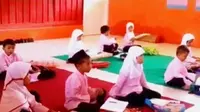 VIDEO: Bangunan SD Rusak, Siswa di Padang Belajar di Musala