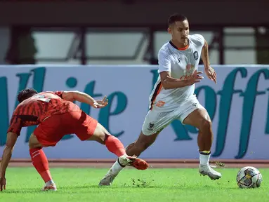 Pemain Ratchaburi FC, Faiq Jefri Bolkiah (kanan), berhasil melewati hadangan pemain Persija Jakarta, Rio Fahmi dalam pertandingan uji coba yang berlangsung di stadion Patriot Candrabhaga, Bekasi, Minggu (25/6/2023). (Bola.com/M Iqbal Ichsan)