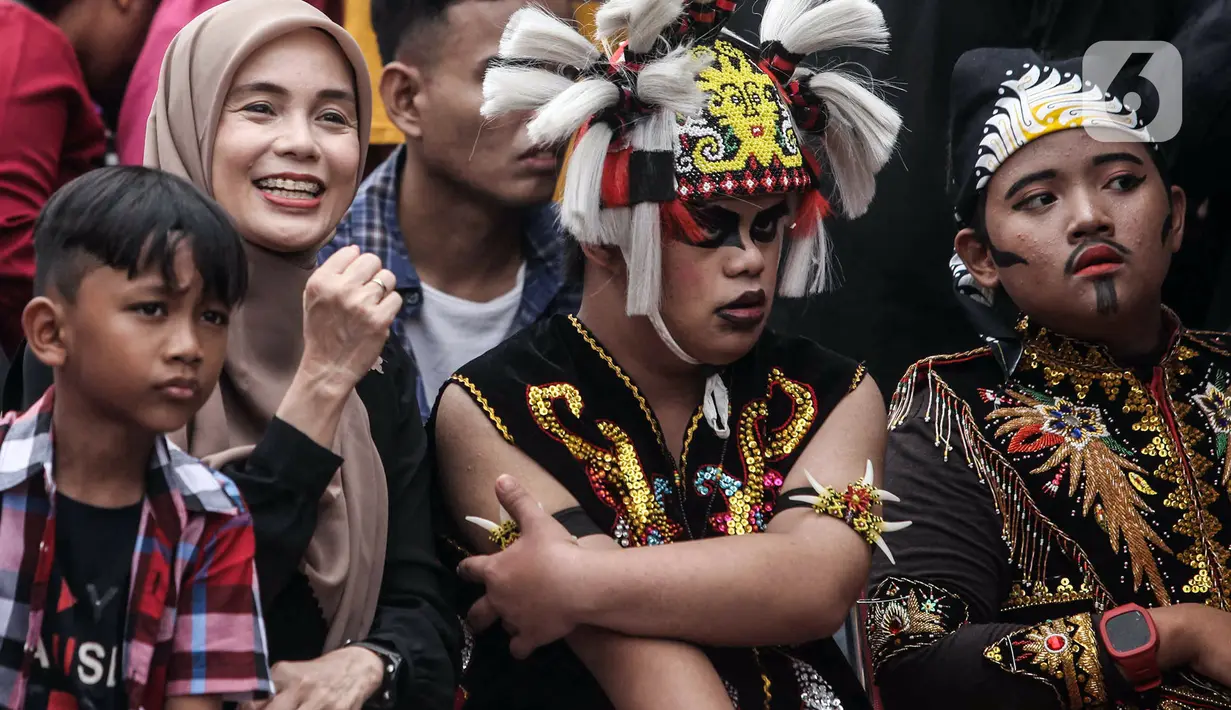 Atiqoh tampak berbaju hitam dengan kerudung berwarna krem. (Liputan6.com/Herman Zakharia)
