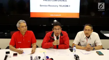 Direktur Network and IT Solution Zulhelfi Abidin (kiri), Dirut Telkom Indonesia Alex J. Sinaga (tengah) dan Direktur Wholesale and International Service Abdus Somad Arief saat memberi keterangan di Jakarta, Senin (29/8). (Liputan6.com/Angga Yuniar)