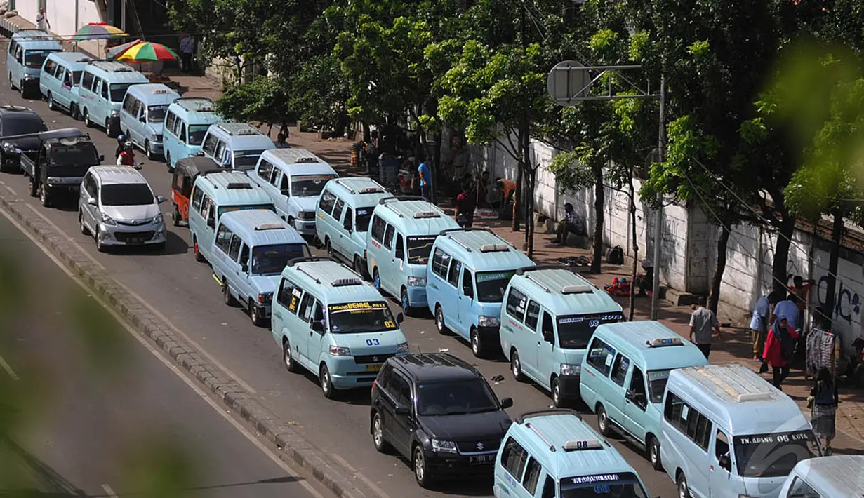 Sejumlah angkutan umum menunggu penumpang di Kawasan Tanah Abang, Jakarta, Jumat (9/1/2015). (Liputan6.com/Johan Tallo)