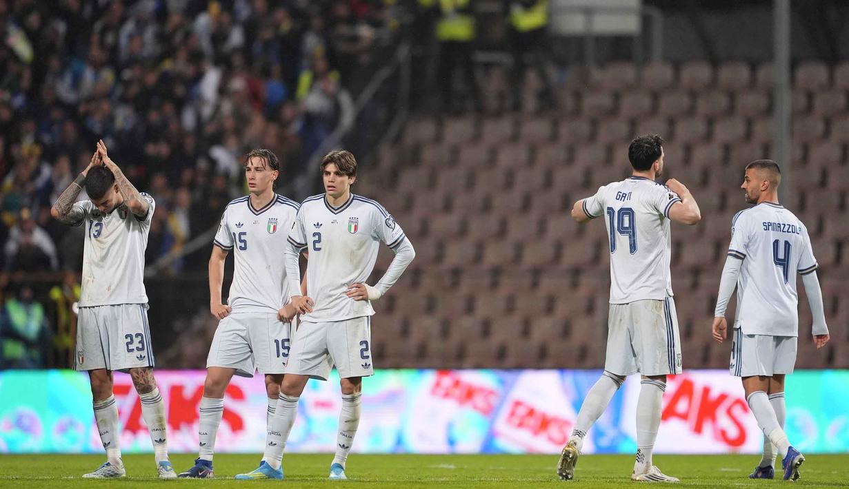 Sebelumnya, pada putaran final Piala Dunia 2018 dan 2022, Gli Azzurri gagal tampil. Tampak dalam foto, ekspresi pemain Timnas Italia setelah kalah dalam pertandingan final play-off kualifikasi Piala Dunia 2026 melawan Bosnia dan Herzegovina di Stadion Bilino Polje, Zenica, Selasa 31 Maret 2026 waktu setempat atau Rabu 1 April 2026 dini hari WIB. (Fabio Ferrari/LaPresse via AP)