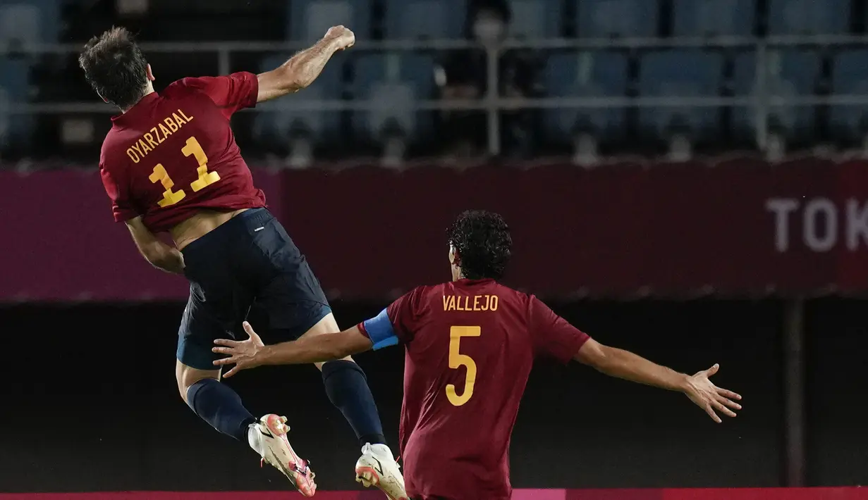 Pada masa extra-time, Spanyol mencetak gol ketiga melalui eksekusi penalti Mikel Oyarzabal. Penalti diberikan usai Eric Bailly terlihat oleh VAR kedapatan menyentuh bola saat terjadi sepak pojok. Spanyol 3, Pantai Gading 2. (Foto: AP/Andre Penner)