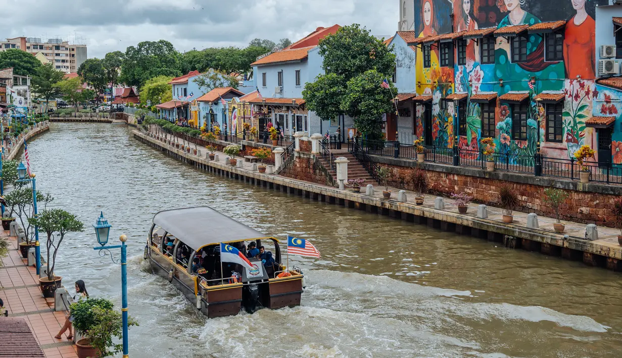 Sejumlah turis menyusuri Sungai Melaka di Melaka, Malaysia, 19 September 2020. Meski tidak lagi menjadi pusat penyaluran barang dagang, Melaka masih menarik minat banyak turis dari seluruh dunia seiring pariwisata menjadi pilar bagi ekonomi lokal. (Xinhua/Zhu Wei)