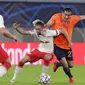 Pemain RB Leipzig, Kevin Kampl, berebut bola dengan pemain Basaksehir, Enzo Crivelli, pada laga Liga Champions di Stadion RB Arena, Rabu (21/10/2020). RB Leipzig menang dengan skor 2-0. (AP/Markus Schreiber)