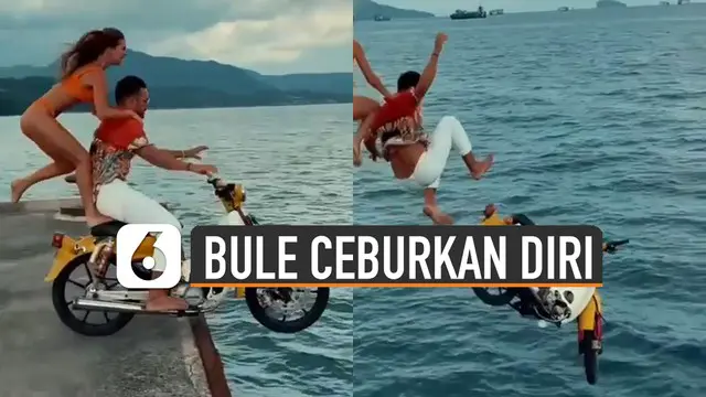 Video sepasang bule naik motor dan ceburkan diri ke laut viral di media sosial.