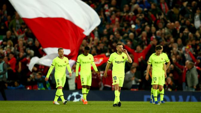Para pemain Barcelona meninggalkan lapangan setelah kalah atas Liverpool pada akhir laga kedua semifinal Liga Champions 2018/19 di Anfield, Selasa (7/5/2019). Barcelona menelan kekalahan mengejutkan ketika melawat ke markas Liverpool dengan skor 0-4 (agregat 3-4). (AP/Dave Thompson)