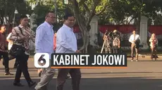 Ketum Partai Gerindra Prabowo Subianto terlihat mendatangi Istana Kepresidenan saat diundang Presiden Joko Widodo. Prabowo datang saat Jokowi sedang memanggil para calon menteri Kabinet Kerja jilid II.
