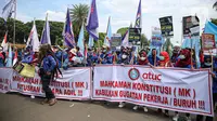 Massa buruh gabungan saat menggelar aksi di kawasan Patung Arjuna Wijaya, Jakarta, Kamis (25/11/2021). Dalam aksinya, ratusan buruh tersebut menuntut pembatalan Omnibus Law Undang-Undang Cipta Kerja dan kenaikan upah 2022. (Liputan6.com/Faizal Fanani)