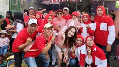 Ini momen kebersamaan Ayu Ting Ting bersama warga sekitar rumahnya. Presenter sekaligus pedangdut satu ini pun tampak begitu santai bergabung dengan warga. (Liputan6.com/IG/@ayutingting92)