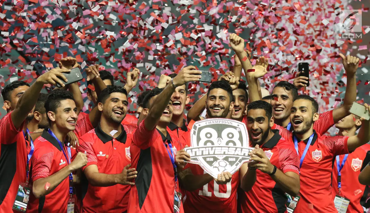 Pemain Bahrain bersorak merayakan kemenangan pada PSSI Anniversary 2018 di Stadion Pakansari, Kab Bogor, Kamis (3/5). Bahrain menjadi juara setelah mengemas tujuh poin dari empat laga. (Liputan6.com/Helmi Fithriansyah)