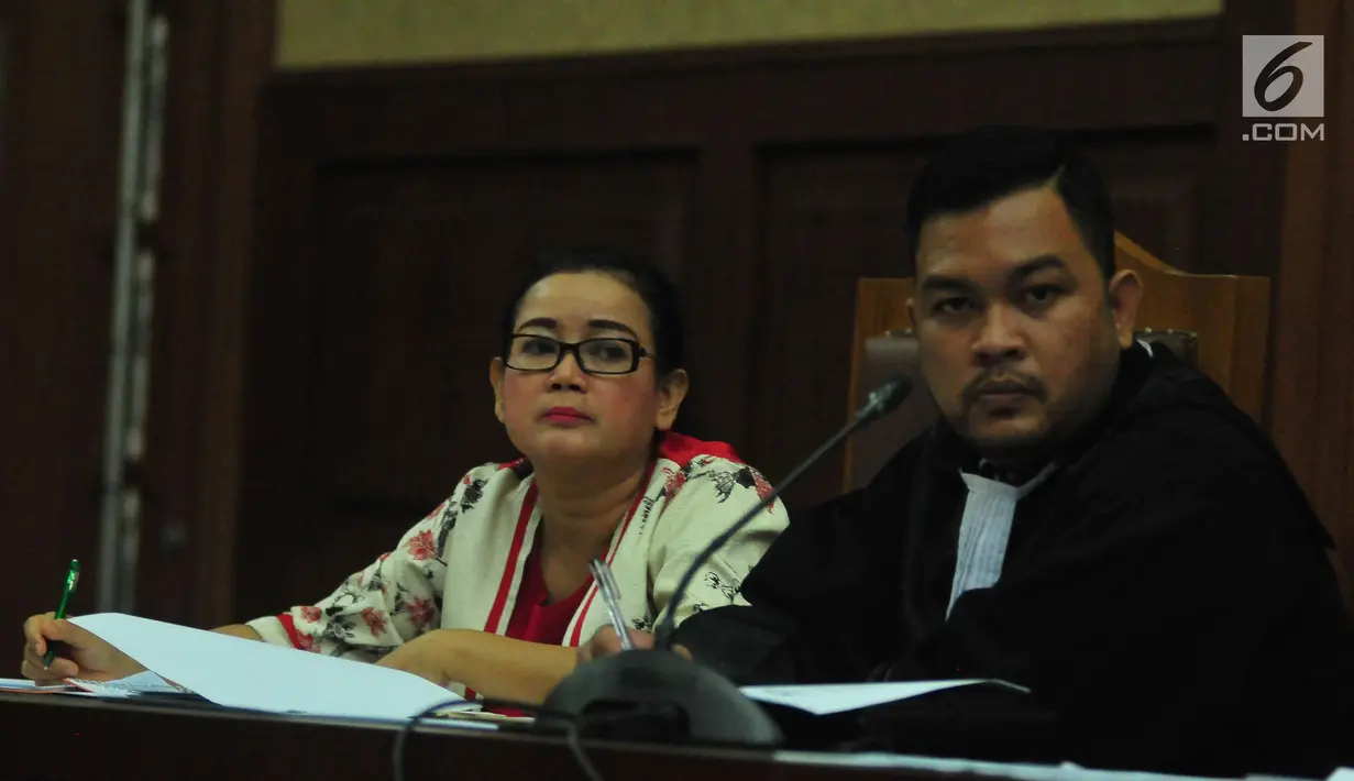 Miryam S Haryani didampingi kuasa hukumnya mendengarkan keterangan Pengacara Elza Syarief saat sidang di Pengadilan Tipikor, Jakarta, Senin (21/8). Sidang tersebut beragendakan pemeriksaan saksi. (Liputan6.com/Helmi Afandi)