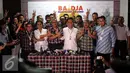 Tim pemenangan Ahok-Djarot foto bersama usai memberikan keterangan pers terkait penetapan tersangka Basuki Tjahaja Purnama atau Ahok oleh Bareskrim Polri di Jalan Borobudur 18, Jakarta Pusat, Rabu (16/11). (Liputan6.com/Faizal Fanani)
