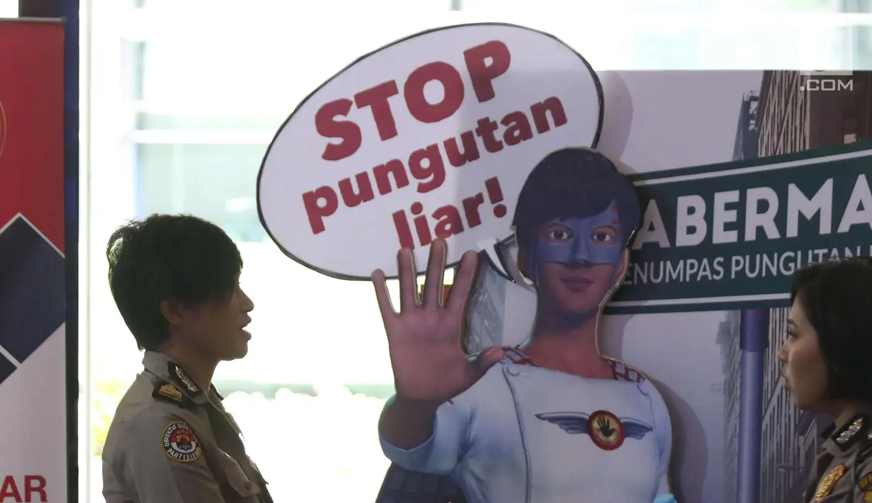 Petugas berdiri di salah satu stan pameran hari Antikorupsi Sedunia, Jakarta, Senin (11/12). Dalam Peringatan Hakordia 2017, KPK akan melelang barang  gratifikasi. Lelang digelar di Hotel Bidakara, Jakarta, 12 Desember 2017. (Liputan6.com/Angga Yuniar)